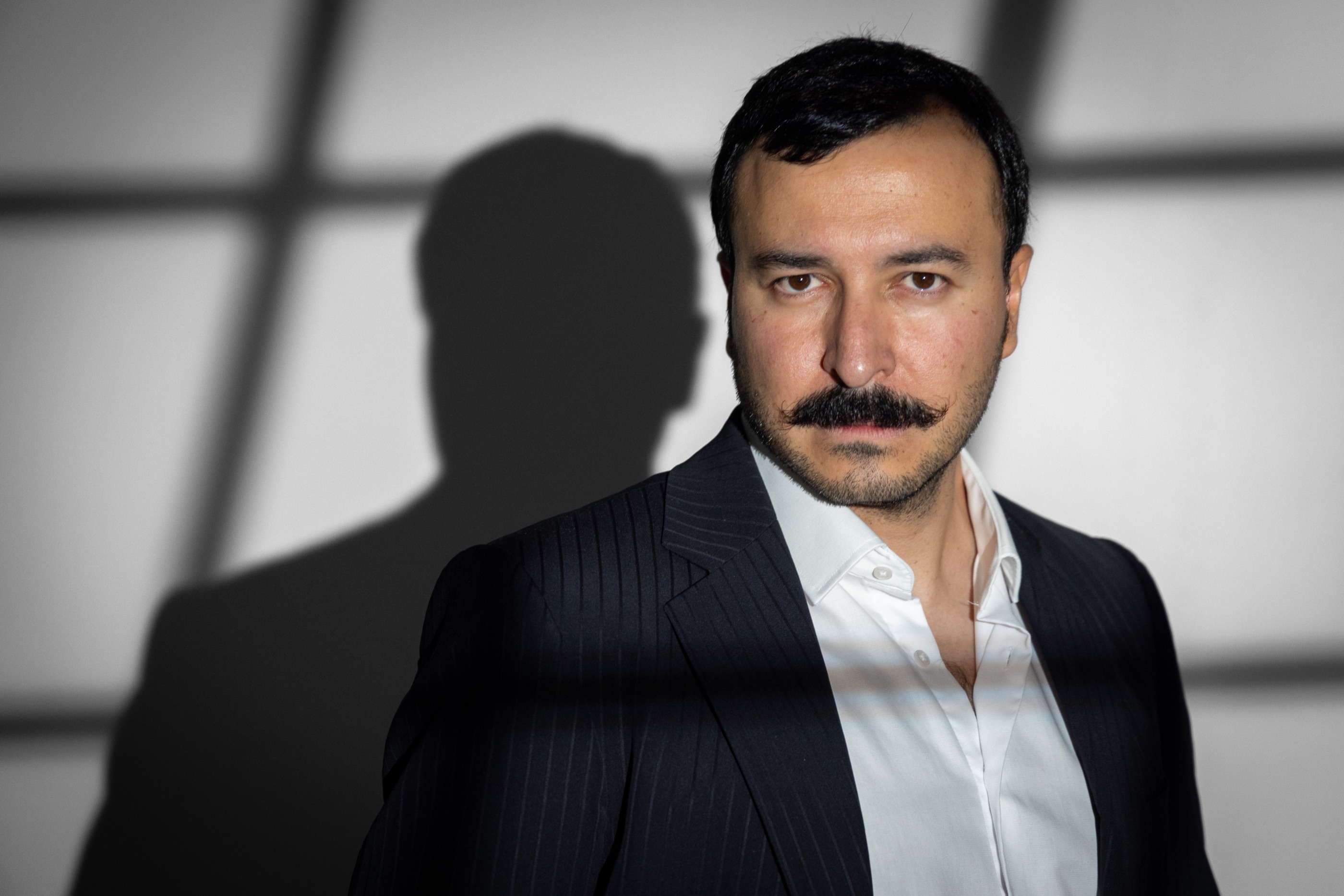 Takım Elbiseli Bıyıklı Karakter