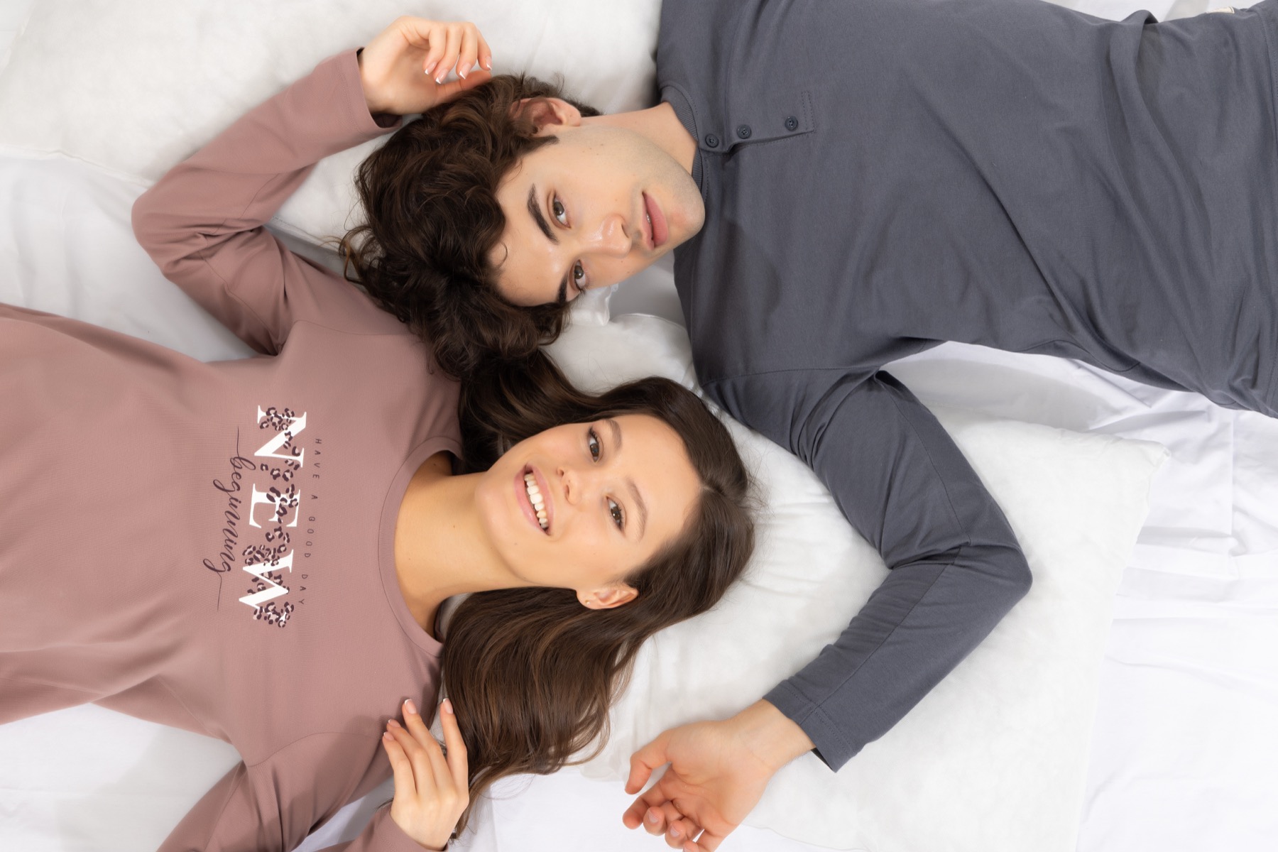 Yatak Üstünde İkili Pijama Kompozisyonu