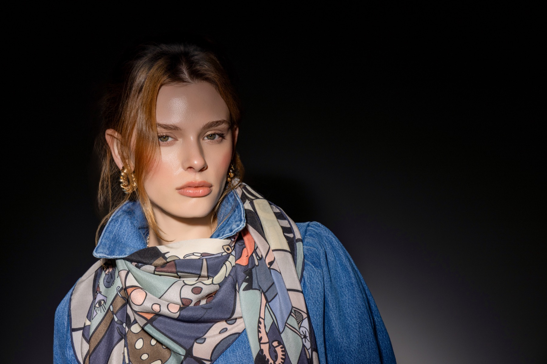 Desenli Eşarpla Sinematik Beauty