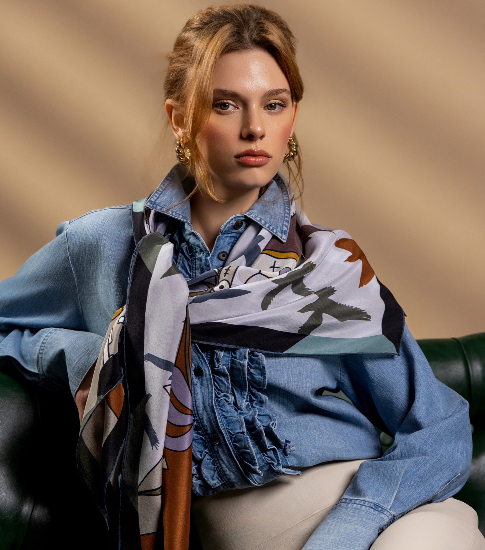 Denim ve Desenli Eşarpla Katmanlı Stil
