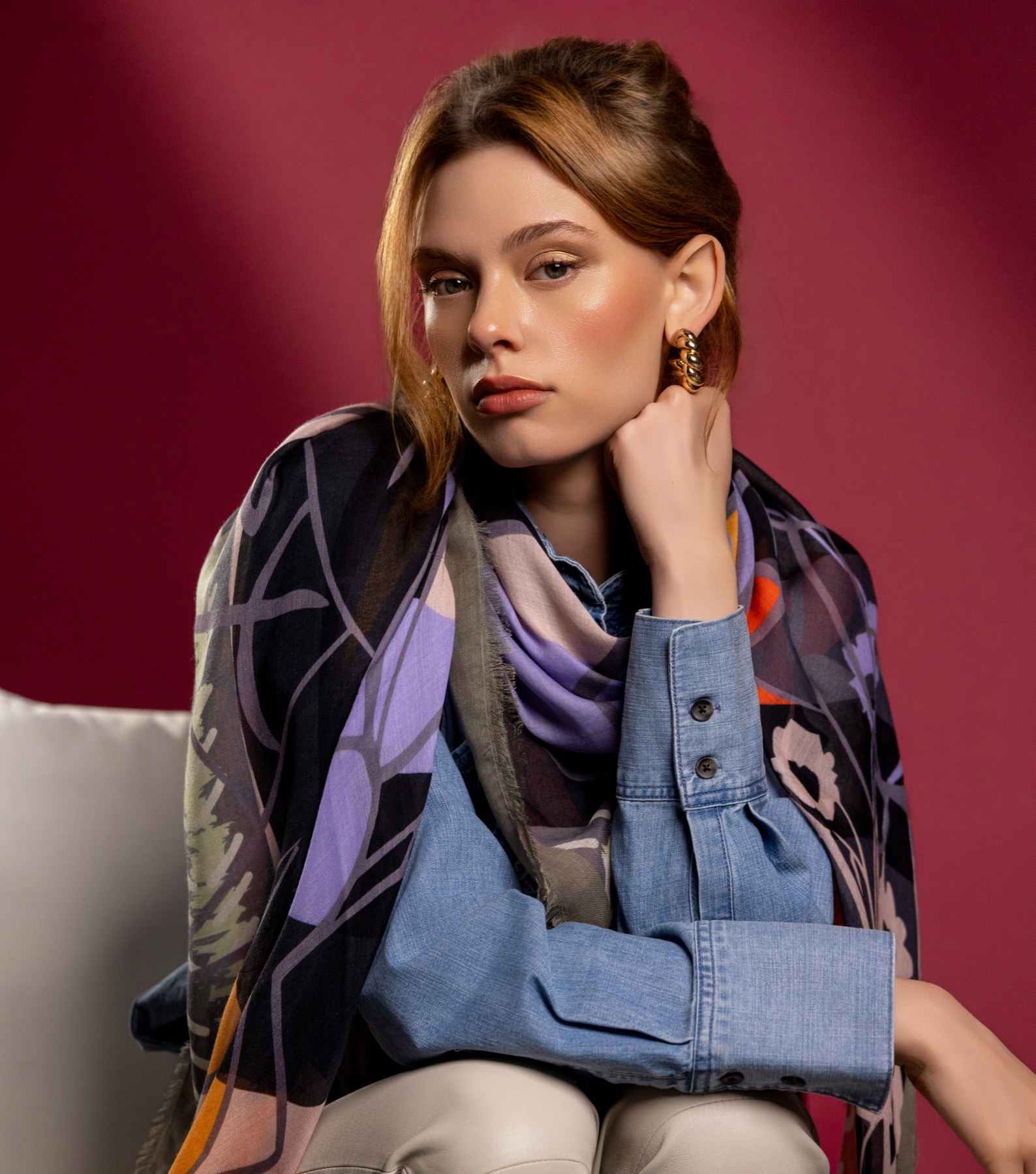 Vişne Fonda Eşarp ve Denim Diyaloğu