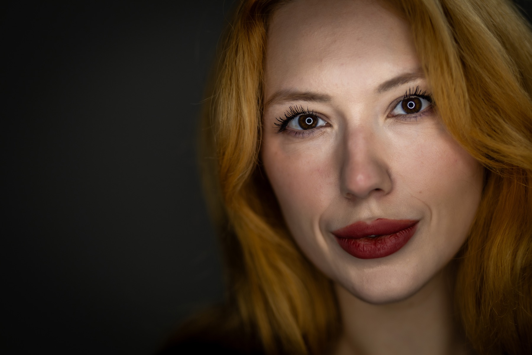 Kızıl Saçlı Sinematik Beauty
