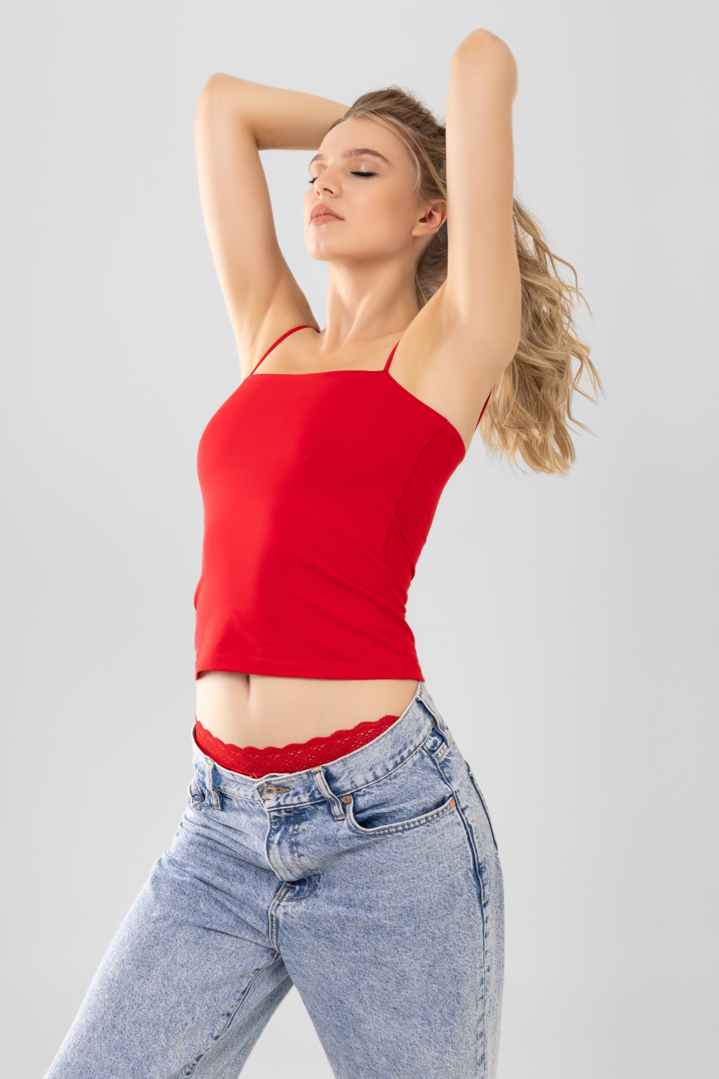Kırmızı editorial stüdyo fotoğrafı 10