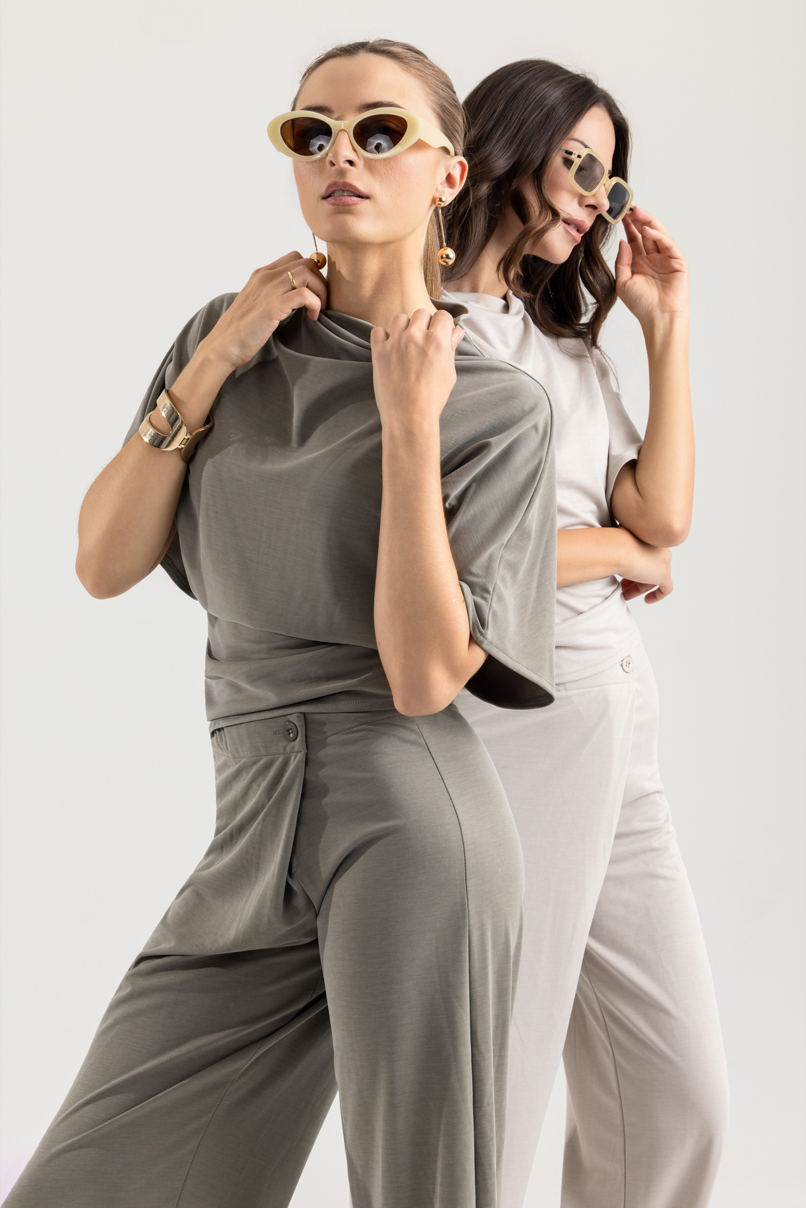 Güneş gözlüklü iki model